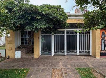 Casa · 128m² · 6 Ambientes · 1 Cochera · Casa en Venta en Pergamino con Patio