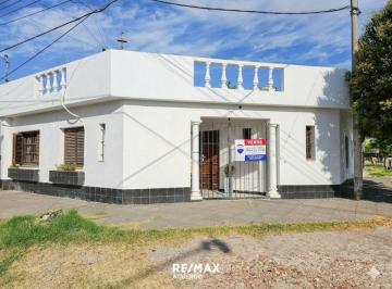 Casa · 129m² · 4 Ambientes · 1 Cochera · Venta de Casa en Esquina con Pileta y Quincho