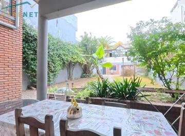 Casa · 205m² · 8 Ambientes · Casa en Venta Barrio Agronomia - Oportunidad! Dos Casas con Jardin y Quincho