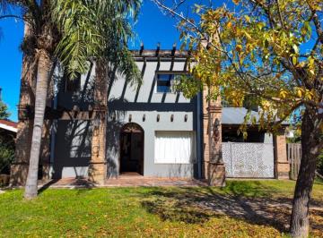 Casa · 140m² · 6 Ambientes · 2 Cocheras · Casa 3 Dorm. en Barrio San Alfonso