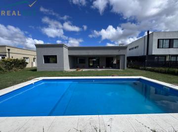 Casa · 176m² · 5 Ambientes · 4 Cocheras · Casa a Estrenar 5 Ambientes con Pileta en El Canton Norte