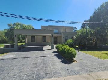 Casa · 305m² · 6 Ambientes · 2 Cocheras · Venta Casa Barrio C. U. b. E. 4 Dorm Quincho Pileta