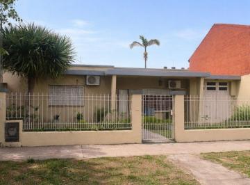 Casa · 92m² · 3 Ambientes · 2 Cocheras · Venta Casa 3amb Jardin Pileta Hurlingham Permuta