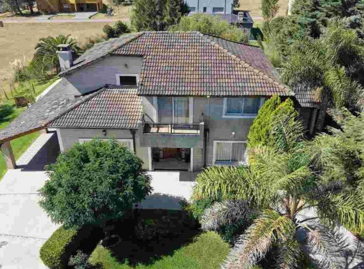 Casa · 200m² · 8 Ambientes · 3 Cocheras