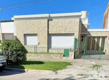 Casa · 138m² · 3 Ambientes · 1 Cochera · Casa 2 Dorm. en Venta Berisso con Quincho