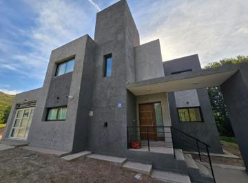 Casa · 205m² · 5 Ambientes · 2 Cocheras · Venta Casa en Juana Koslay San Luis