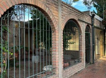Casa · 77m² · 4 Ambientes · 1 Cochera · Casa de Oportunidad en B. Jardin San Luis