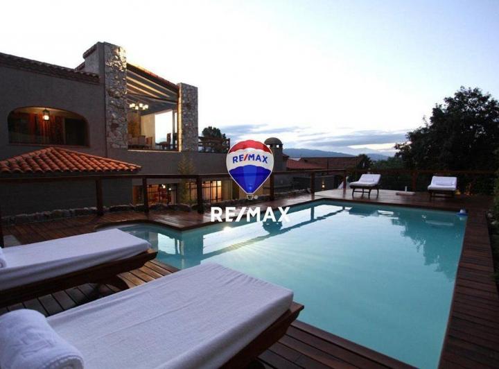 Hotel · 737m²