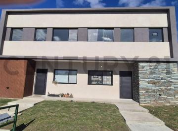 Casa · 148m² · 4 Ambientes · 2 Cocheras · Dúplex a Estrenar con Jardín y Parrilla en Spring Park Pilar