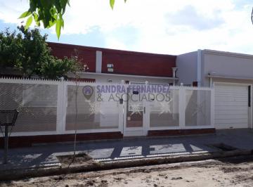 Casa · 160m² · 4 Ambientes · 1 Cochera · Plottier Alquiler Casa en Una Sola Planta