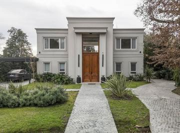 Casa · 336m² · 7 Ambientes · 1 Cochera · Casa en Venta en Highland Park. Impecable. Contemporánea