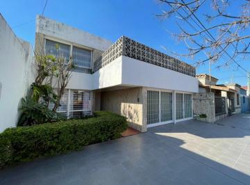 Casa · 246m² · 8 Ambientes · 2 Cocheras · Venta Casa (Dos Propiedades Individuales) B. Roca