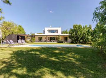Casa · 238m² · 6 Ambientes · 6 Cocheras · Casa en Estancias del Pilar