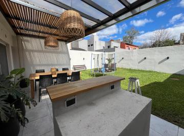 Casa · 77m² · 3 Ambientes · 3 Cocheras · Casa en Una Planta Ampliable, Jardin, 220 m², 2 Cocheras