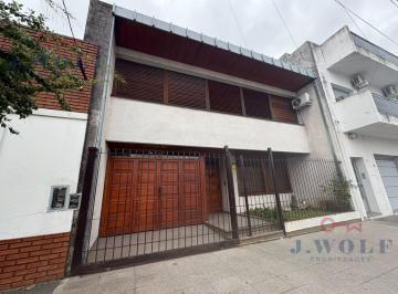 Casa · 192m² · 5 Ambientes · 1 Cochera · Casa de 5 Ambientes con Pileta, Terraza y Cochera Para Dos Autos. Excelente Ubicación.