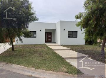 Casa · 140m² · 4 Ambientes · Casa en San Ramon, Pilar del Este