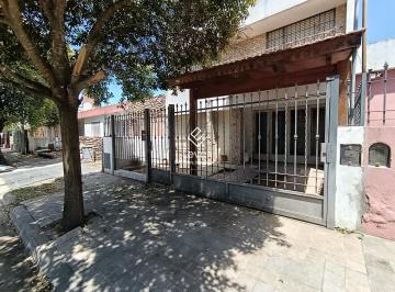 Casa · 125m² · 5 Ambientes · 1 Cochera · Vende PH 3 Dorm. en Barrio Ayacucho