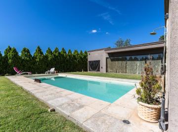 Casa · 216m² · 5 Ambientes · 2 Cocheras · Venta - Casa de Tres Dorm. con Jardin y Pileta - Puerto Roldan