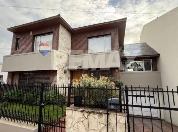 Casa · 260m² · 6 Ambientes · 1 Cochera · Casa Barrio Roca 3 Dorm con Pileta Quincho y Patio