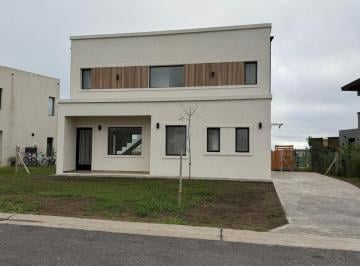Casa · 135m² · 5 Ambientes · 2 Cocheras · Casa en Venta en Barrio Privado Santa Sofia, Pilar del Este.