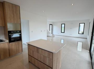 Casa · 135m² · 5 Ambientes · 2 Cocheras · Casa en Venta en Barrio Privado Santa Sofia, Pilar del Este.