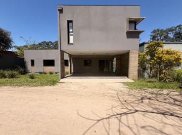 Casa · 310m² · 6 Ambientes · Venta Casa Barrio Cerrado Camino de Sirga y Reconquista - Yb