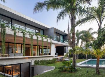 Casa · 441m² · 5 Ambientes · 6 Cocheras · Casa de Diseño en Venta | Barrio Privado Finca Sarmiento | Martinez