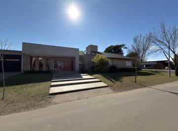 Casa · 1350m² · 3 Dormitorios · 2 Cocheras · Venta Casa en Greenville 3 Dorm. - con un Parque Impresionante - Córdoba