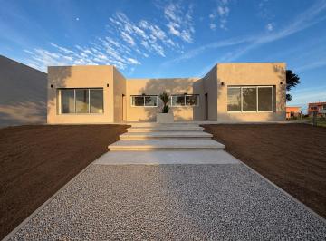 Casa · 1500m² · 3 Ambientes · Hermosa Casa en Alquiler