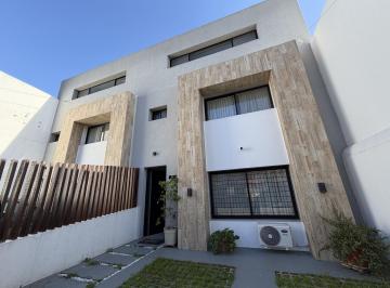 Casa · 206m² · 5 Ambientes · 2 Cocheras · Triplex en Venta de 5 Ambientes con Jardín y Parrilla.