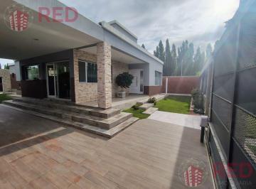 Casa · 223m² · 6 Ambientes · 1 Cochera · Vende Casa 3 Dorm., en Barrio Los Manzanos - Plottier