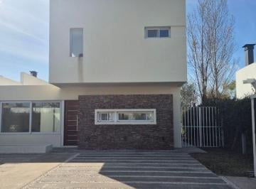 Casa de 4 ambientes, La Plata · Excelente Casa de Tres Dorm. en El Quimilar