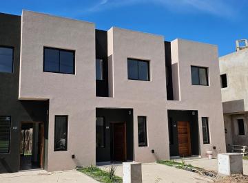 Casa · 95m² · 3 Ambientes · 1 Cochera · Casa en Venta en Spring Park, Pilar, G. B. a. Zona Norte