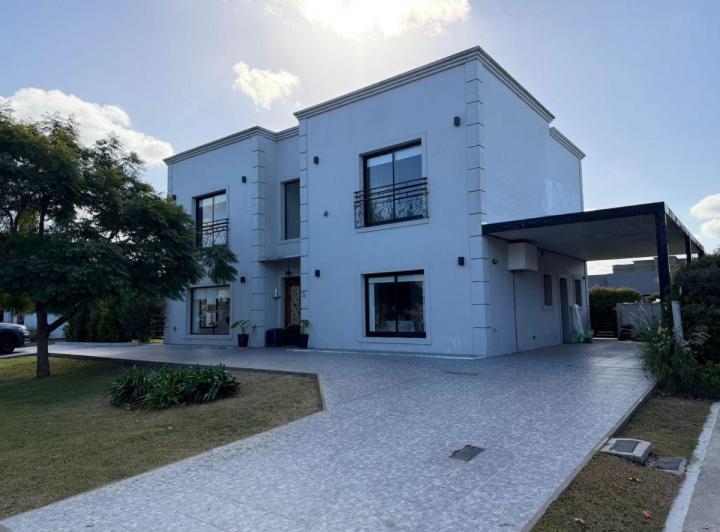 Casa · 240m² · 5 Ambientes · 2 Cocheras