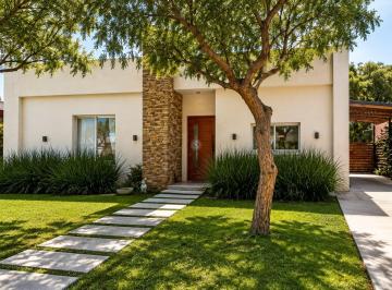 Casa · 120m² · 4 Ambientes · 2 Cocheras · Casa en Venta en San Ramiro, Pilar del Este, Pilar