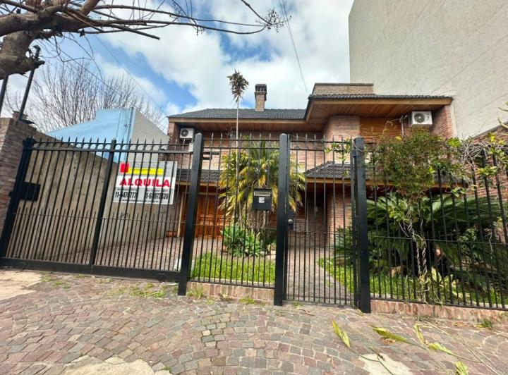 Casa · 320m² · 5 Ambientes · 1 Cochera
