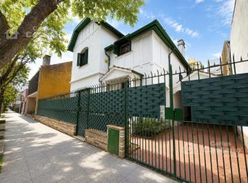 Casa · 240m² · 5 Ambientes · 2 Cocheras · Chalet Estilo Ingles