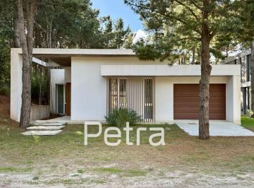 Casa · 213m² · 5 Ambientes · 1 Cochera · Casa en Venta en Costa Esmeralda