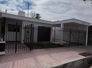 Casa · 5 Ambientes · 1 Cochera · Casa en Lujan de Cuyo
