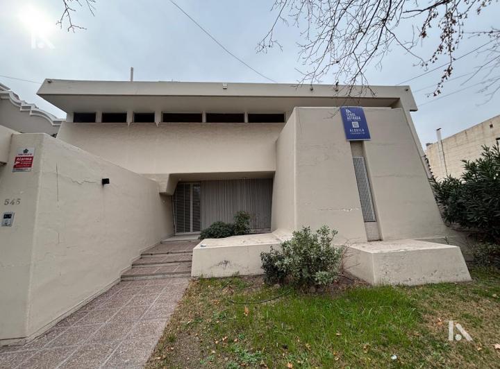 Casa · 330m² · 7 Ambientes · 2 Cocheras
