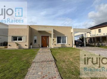 Casa · 122m² · 4 Ambientes · 4 Cocheras · Casa de 4amb. en Venta en Barrio Privado Santa Inés - Canning