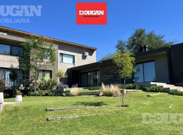 Casa · 303m² · 7 Ambientes · 2 Cocheras · Casa en Merlo