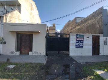 Casa · 118m² · 3 Dormitorios · 1 Cochera · Inmuebel con Casa, Dto y Local de Comercion en Venta en Laferrere