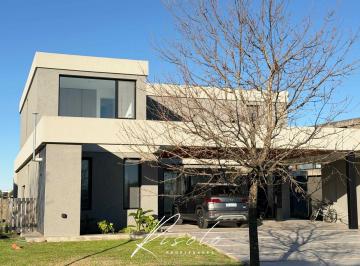 Casa · 240m² · 6 Ambientes · 2 Cocheras · Casa en Venta. Barrio Cerrado con Fondo a La Cancha de Golf. Escobar
