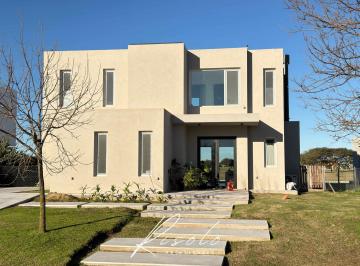 Casa · 220m² · 5 Ambientes · Casa en Venta. Barrio Cerrado con Fondo a La Cancha de Golf. Escobar
