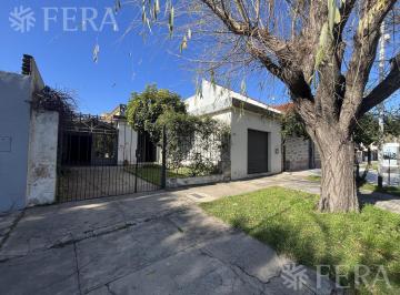 Casa · 104m² · 3 Ambientes · 2 Cocheras · Venta Casa 3 Ambientes con Local, Patio y Cochera en Villa Dominico