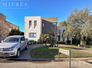 Casa · 210m² · 7 Ambientes · 2 Cocheras · Casa a La Venta en Barrancas de Santa Maria, Corredor Bancalari