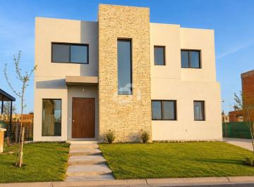 Casa · 170m² · 5 Ambientes · 2 Cocheras · Casa en Venta en Santa Elisa, Pilar del Este, Pilar