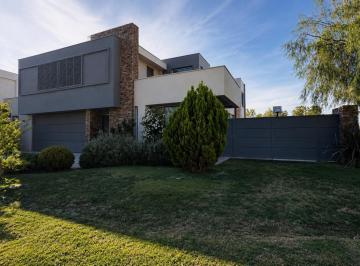 Casa · 430m² · 7 Ambientes · 2 Cocheras · Casa en Venta Barrio Privado