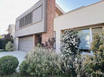 Casa · 430m² · 7 Ambientes · 2 Cocheras · Casa en Venta Barrio Privado